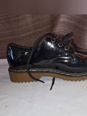 Women’s Black Patent Lace-Up Flats - Classic Glossy Loafers